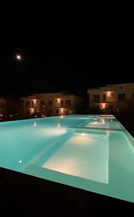 Piscina by night